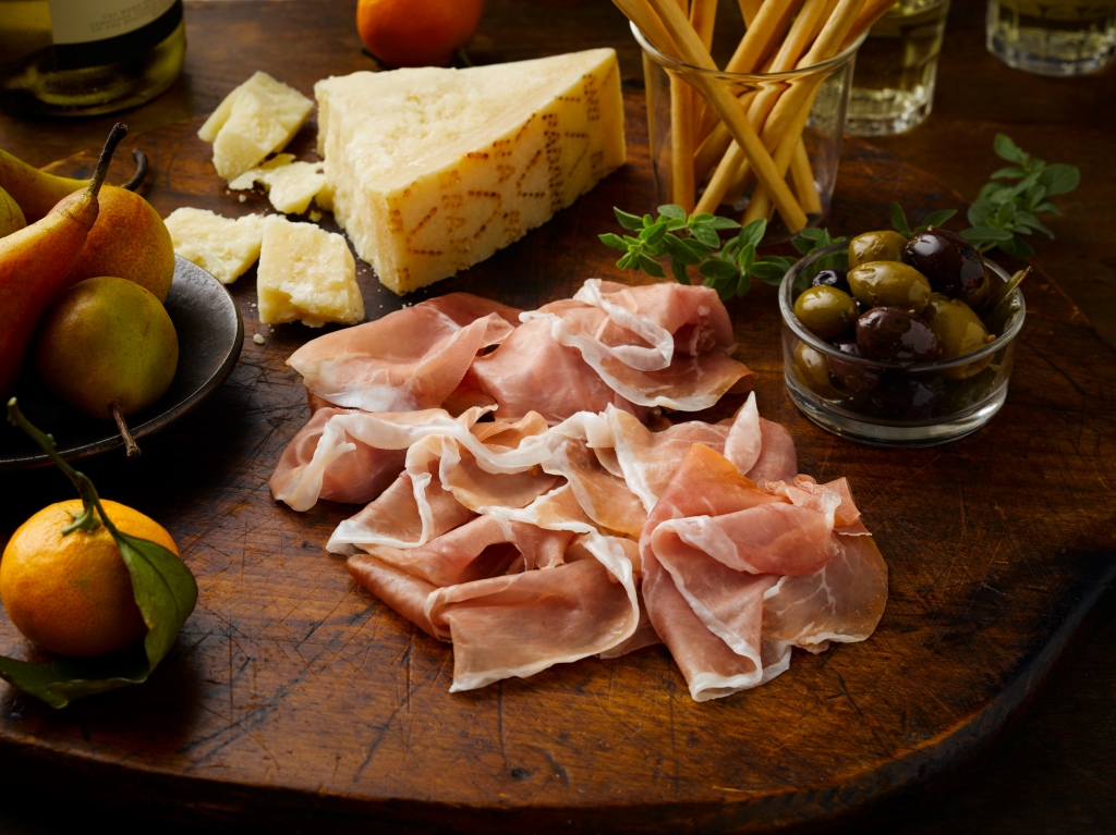 Prosciutto di Parma and Grana Padano Charcuterie Board - Prosciutto Di ...